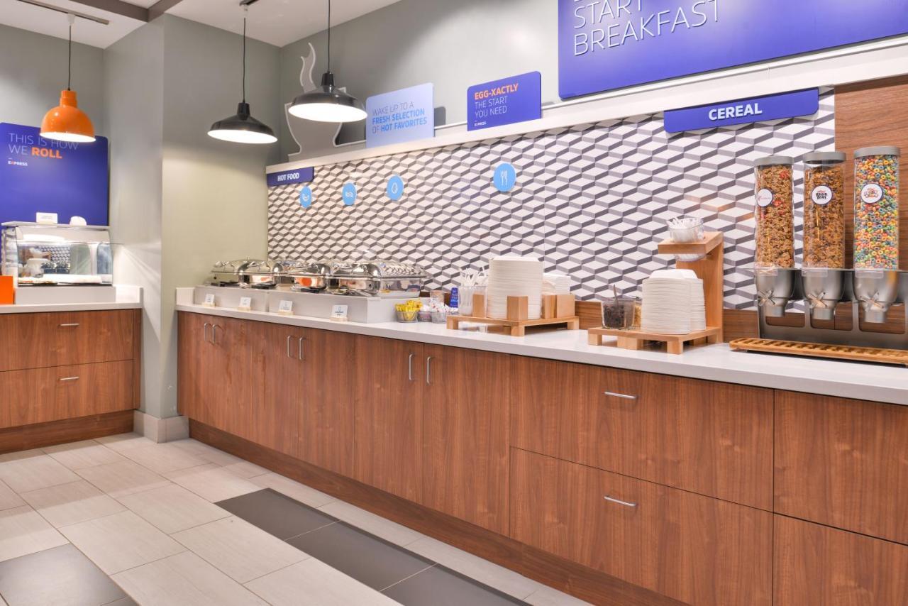 Holiday Inn Express - Milwaukee Downtown By Ihg Екстериор снимка