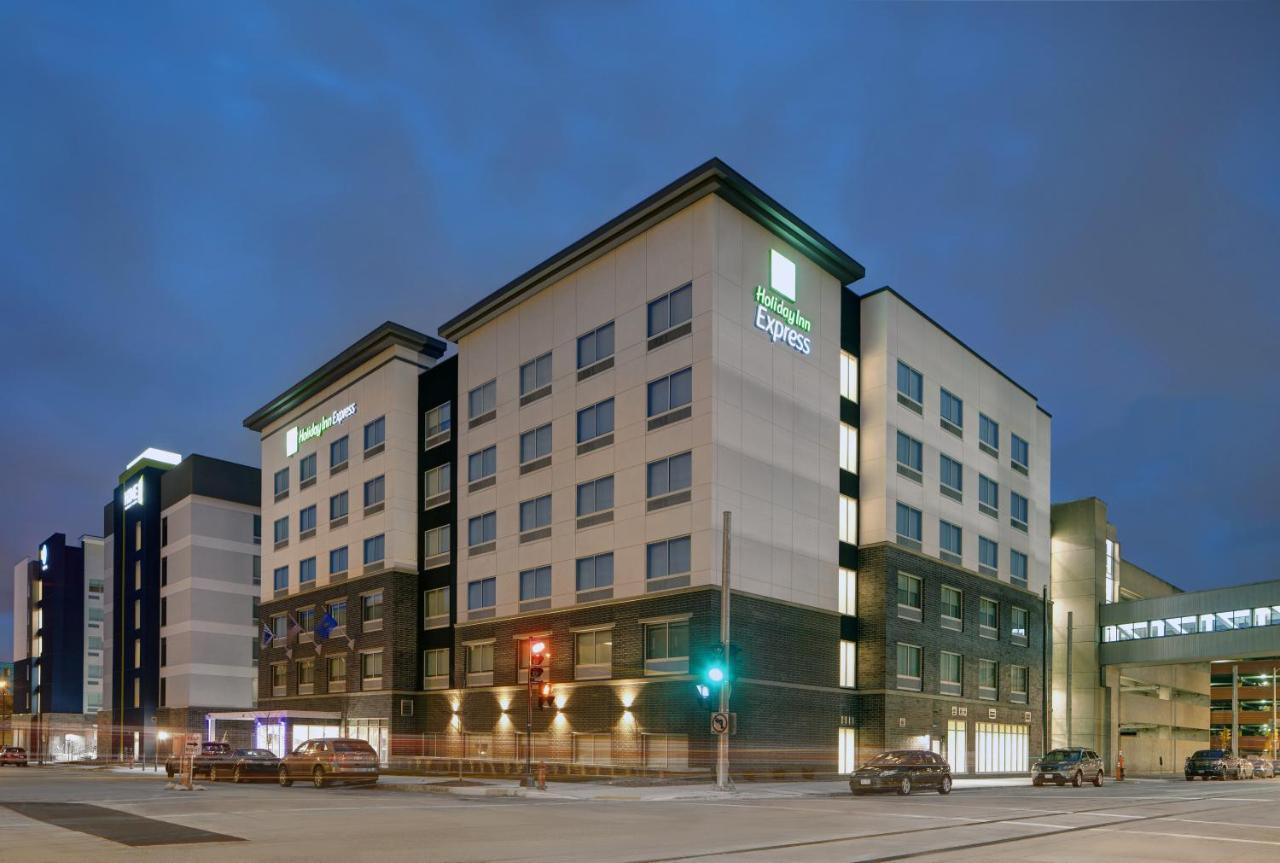 Holiday Inn Express - Milwaukee Downtown By Ihg Екстериор снимка