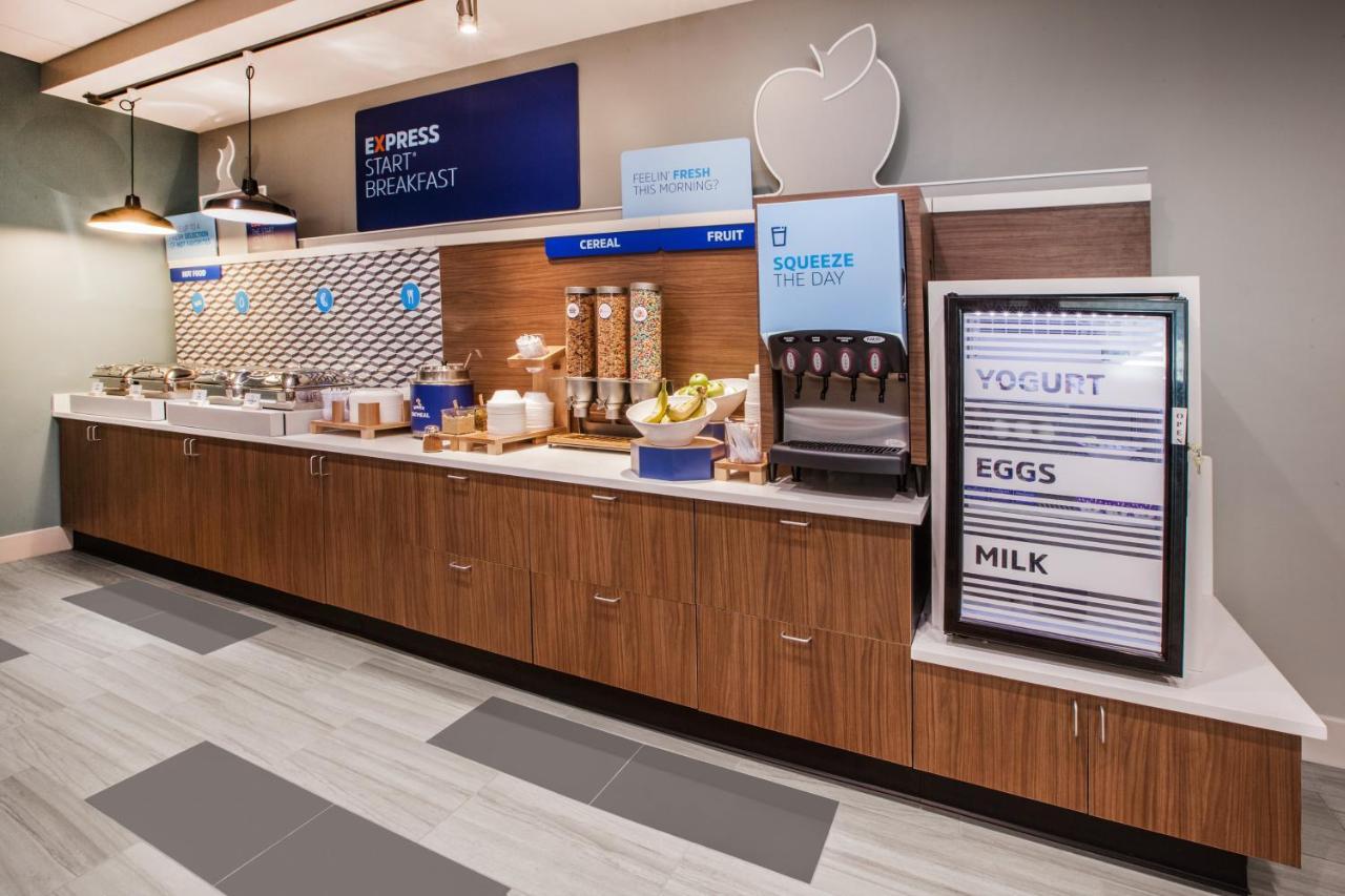 Holiday Inn Express - Milwaukee Downtown By Ihg Екстериор снимка