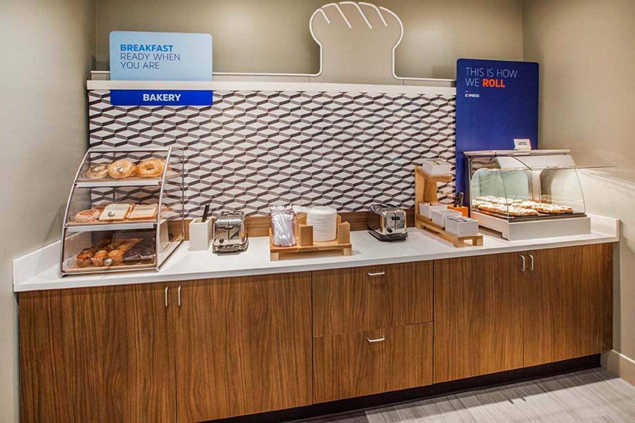 Holiday Inn Express - Milwaukee Downtown By Ihg Екстериор снимка
