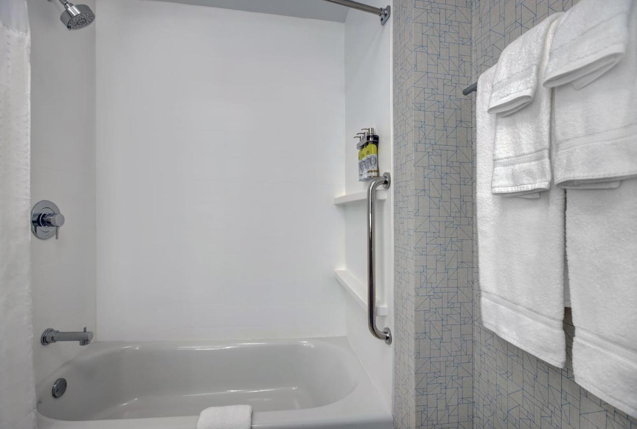Holiday Inn Express - Milwaukee Downtown By Ihg Екстериор снимка