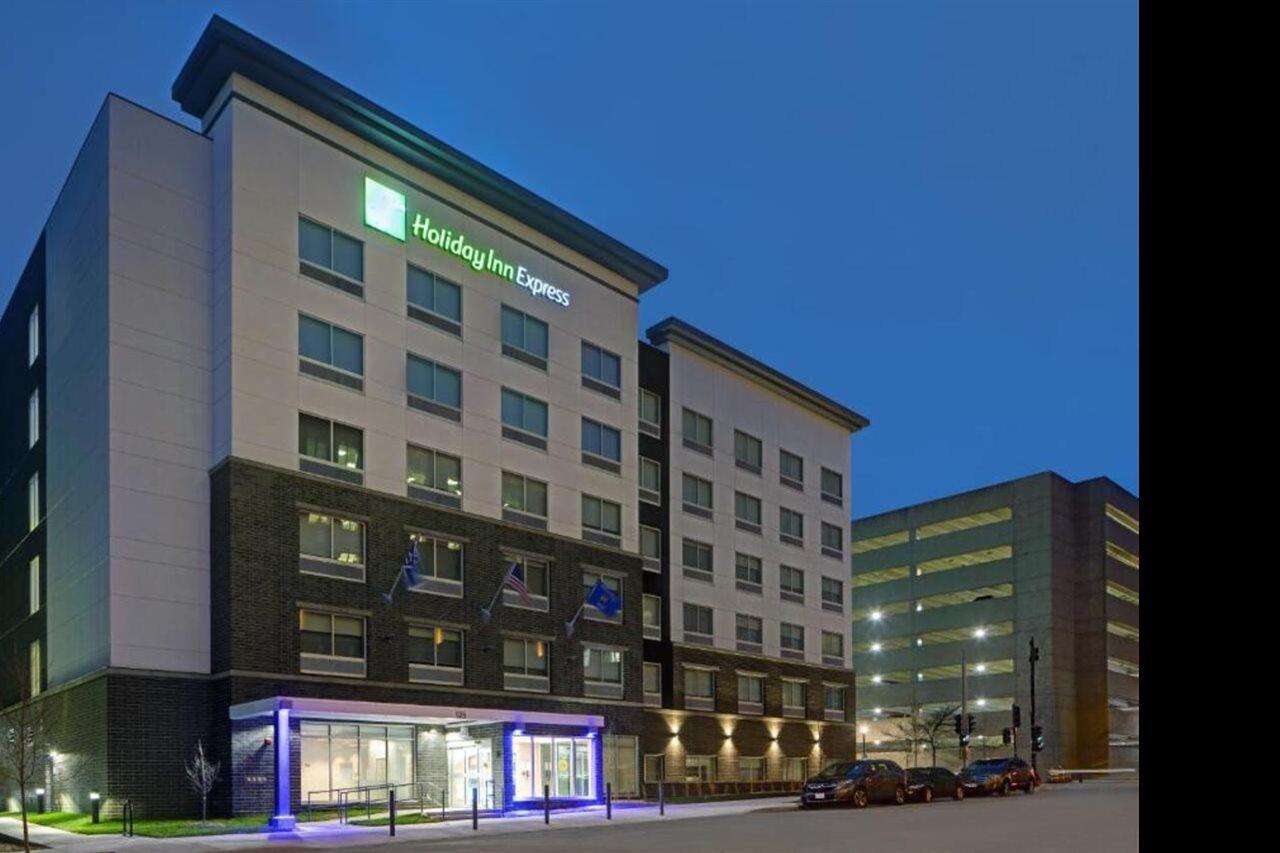 Holiday Inn Express - Milwaukee Downtown By Ihg Екстериор снимка